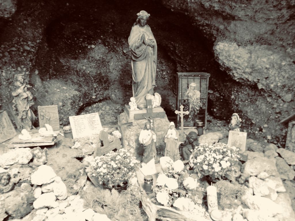 Marienstatue mit Opfergaben in der Grotte von Altenmarkt