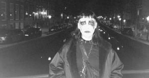 Ein Grufti steht auf einer der Brücken in Amsterdam