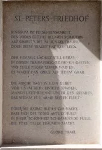 Eine Gedicht-Tafel, auf der ein Text von Gerog Trakl zu lesen ist.