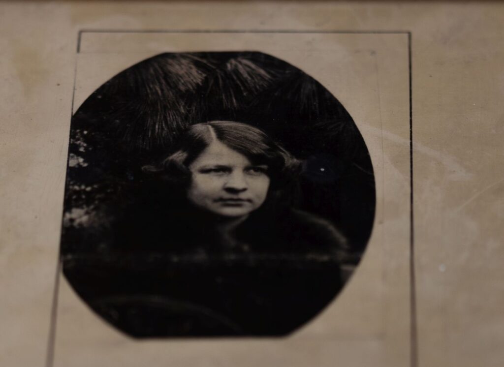 Georg Trakls jüngste Schwester Grete auf einer alten Fotografie
