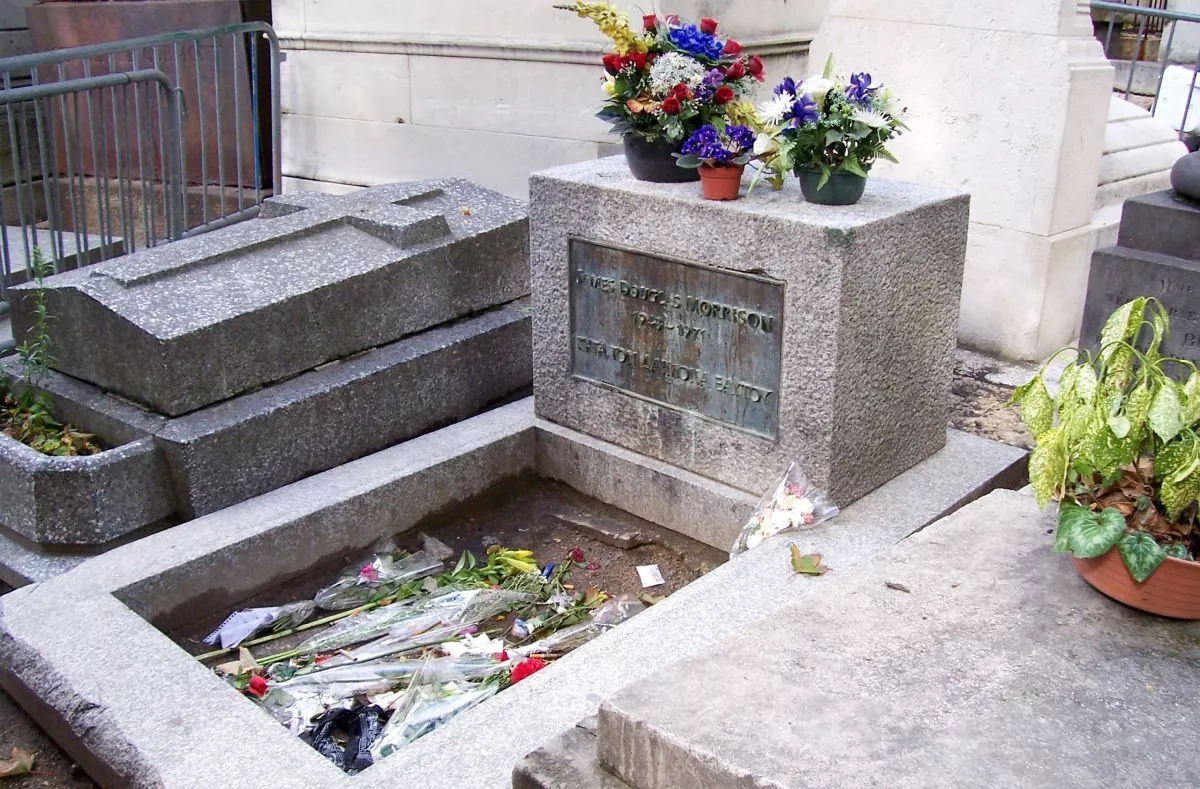 Das Grab von Jim Morrison auf dem Friedhof Pere Lachaise