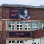 Die Aussenfassade des Düsseldorfer Kunstpalastes mit der Werbung für "Tod und Teufel"