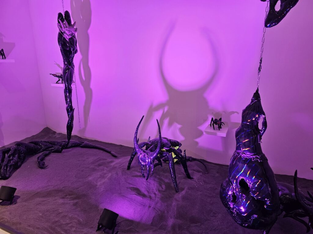 Skulpturen aus Plastik, die das Thema Tod und Teufel symbolisieren