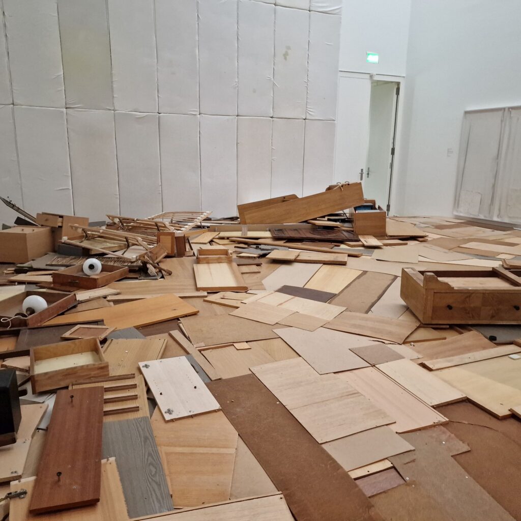 Eine Art von Gummizelle, deren ganzer Boden mit Möbeltrümmern bedeckt ist