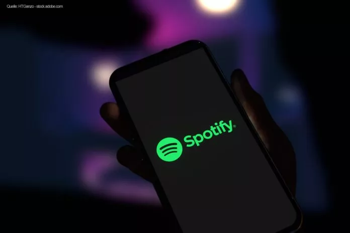 Ein Smartphone-Display, auf dem das Logo von Spotify zu sehen ist