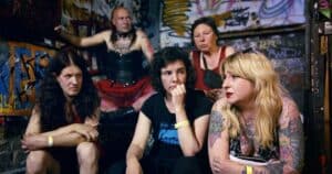 Ein Gruppe von Menschen, die in der Dokumentation Berlin Utopienkadaver zu sehen sind