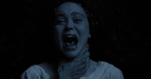 Eine schreiende Frau wird von einer Hand am Hals gepackt - Nosferatu