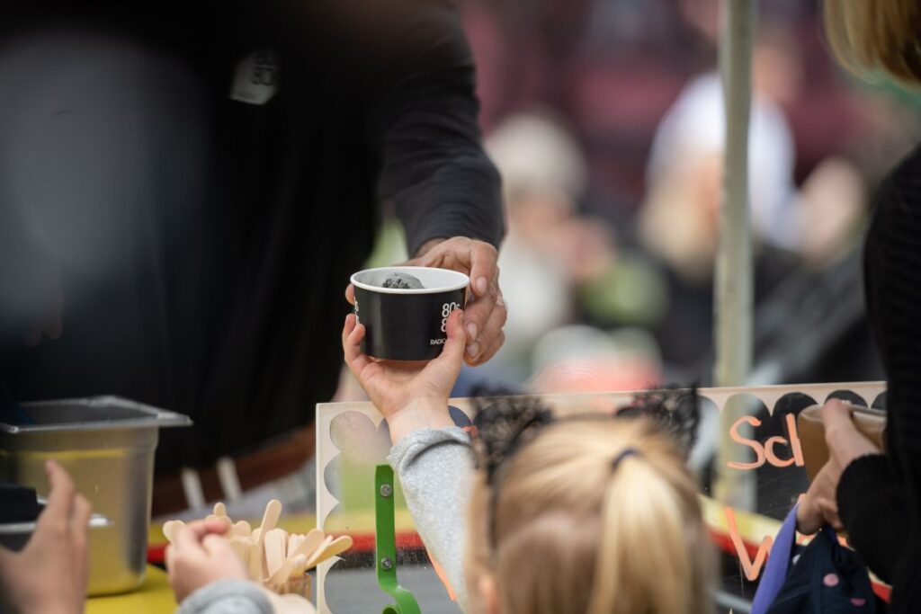 80s80s verteilt schwarze Eiscreme auf dem viktorianischen Picnic