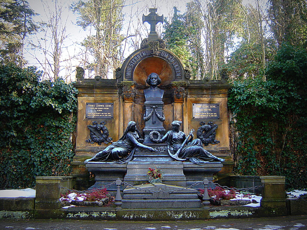 Großes Denkmalgrab mit zwei Frauenfiguren und Büste, Dresden