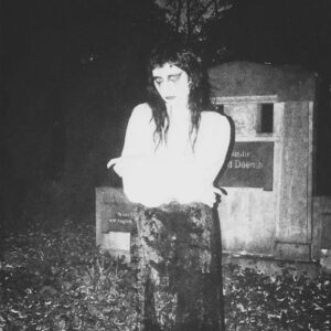 Die Tödin aus Gelsenkirchen posiert auf dem Friedhof