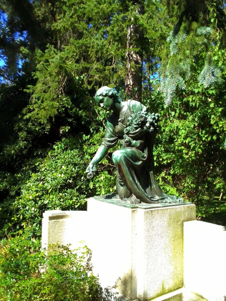 Nachdenkliche Bronzefigur auf einem Grab, Südfriedhof Leipzig
