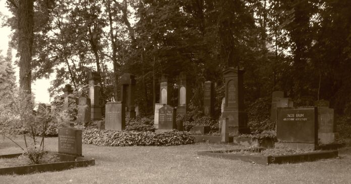 Friedhofsansicht mit älteren Familiengräbern und Säulen