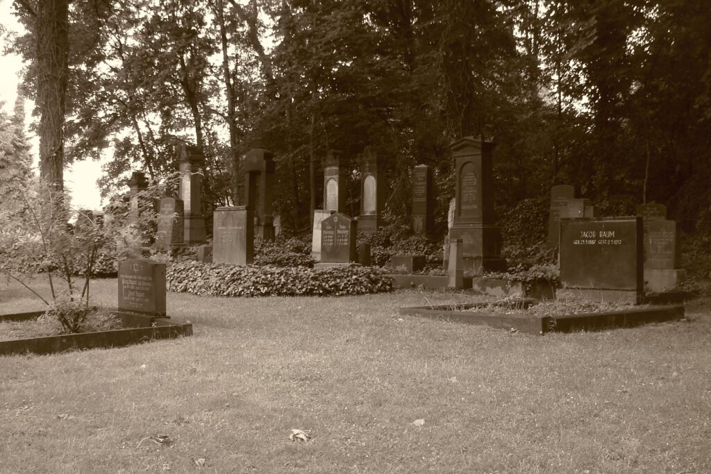 Friedhofsansicht mit älteren Familiengräbern und Säulen