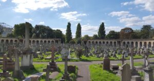 Ein riesige Fläche mit Gräbern und Grabmalen auf dem Brompton Cementery in London