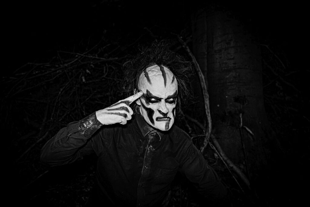 Stefan Ackermann posiert für das Album Fanal 2025