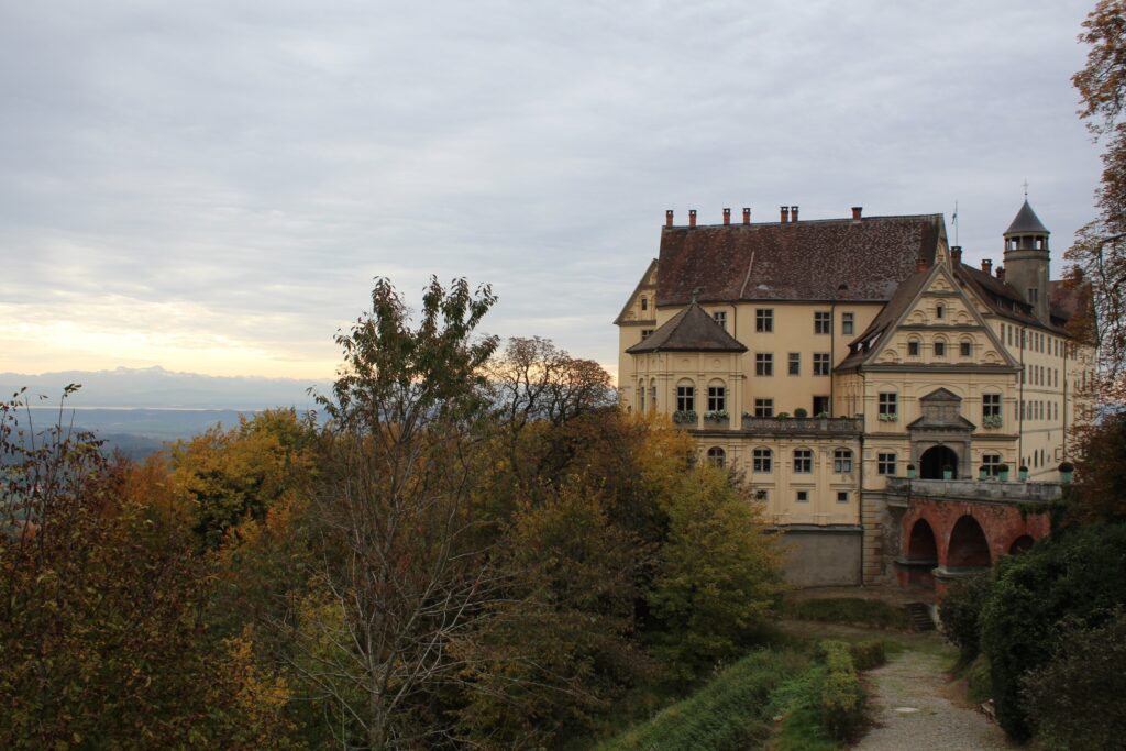 Fernansicht von Schloss Heiligenberg auf einem Bergvorsprung über dem Salemer Tal am Bodensee.