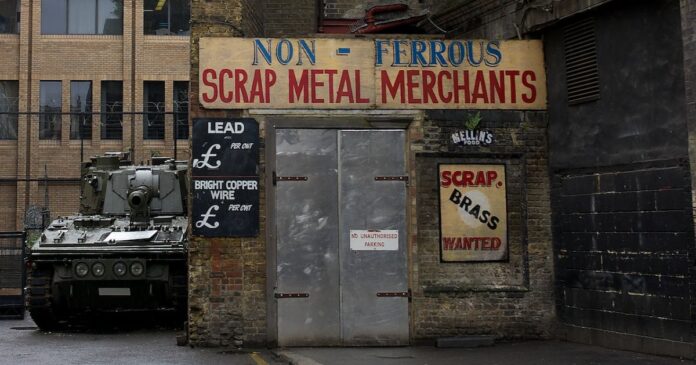 Slimelight Electrowerkz - Paul Hudson from United Kingdom, Tank at Electrowerkz (14341525687), Zuschnitt von Robert Forst, CC BY 2.0