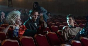 Gruselfilme 2026 - Jessie Buckley und Christian Bale sitzen im Set von The Bride