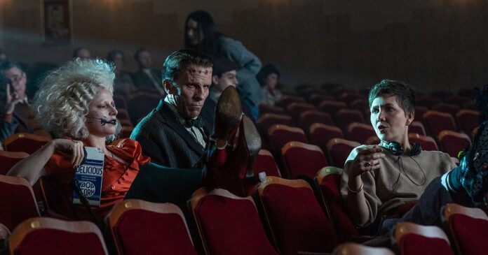 Gruselfilme 2026 - Jessie Buckley und Christian Bale sitzen im Set von The Bride