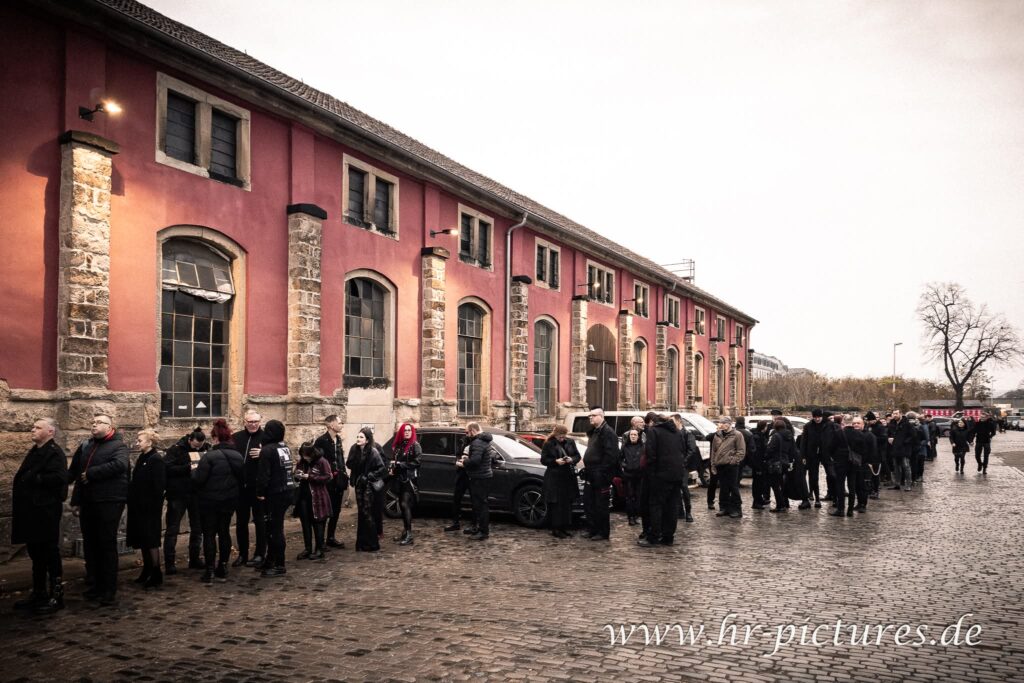 Eine lange Schlange von Menschen vor dem Schlachthof in Dresden