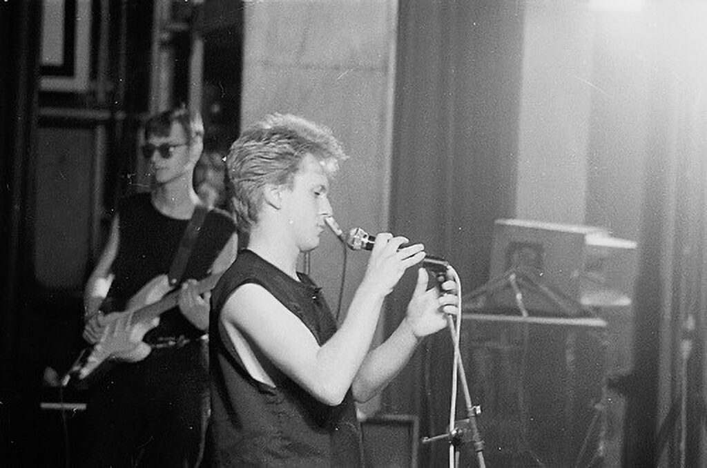 Rosengarten live im Kulturhaus Salzwedel 1987, fotografiert von Lutz Schramm – Sänger und Bassist auf einer kleinen Bühne