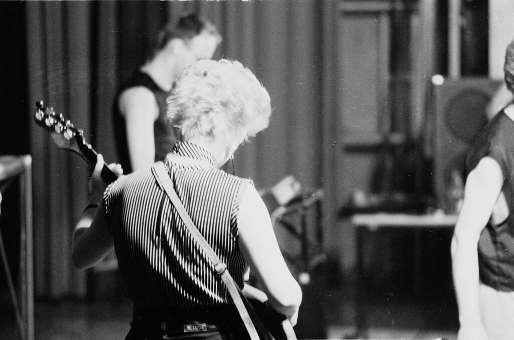 Rosengarten-Musiker von hinten fotografiert beim Spielen, schwarz-weiß mit schöner Tiefenunschärfe, Salzwedel 1988