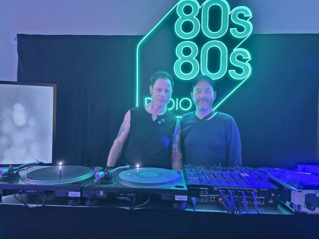 DJs vor 80s 80s Neon-Schild mit Plattenspielern
