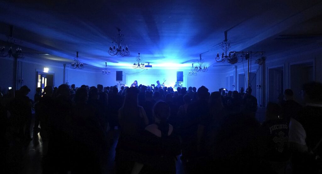 Konzert mit Band und Publikum im blauen Licht, WGT Blues 2026