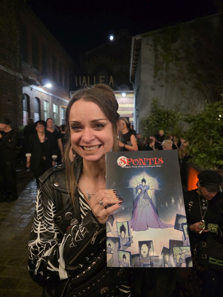 Franziska Blinde mit dem Spontis-Magazin 2025