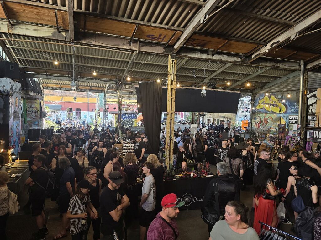 Gothic-Festival-Besucher in einem belebten Marktbereich, WGT Blues 2026