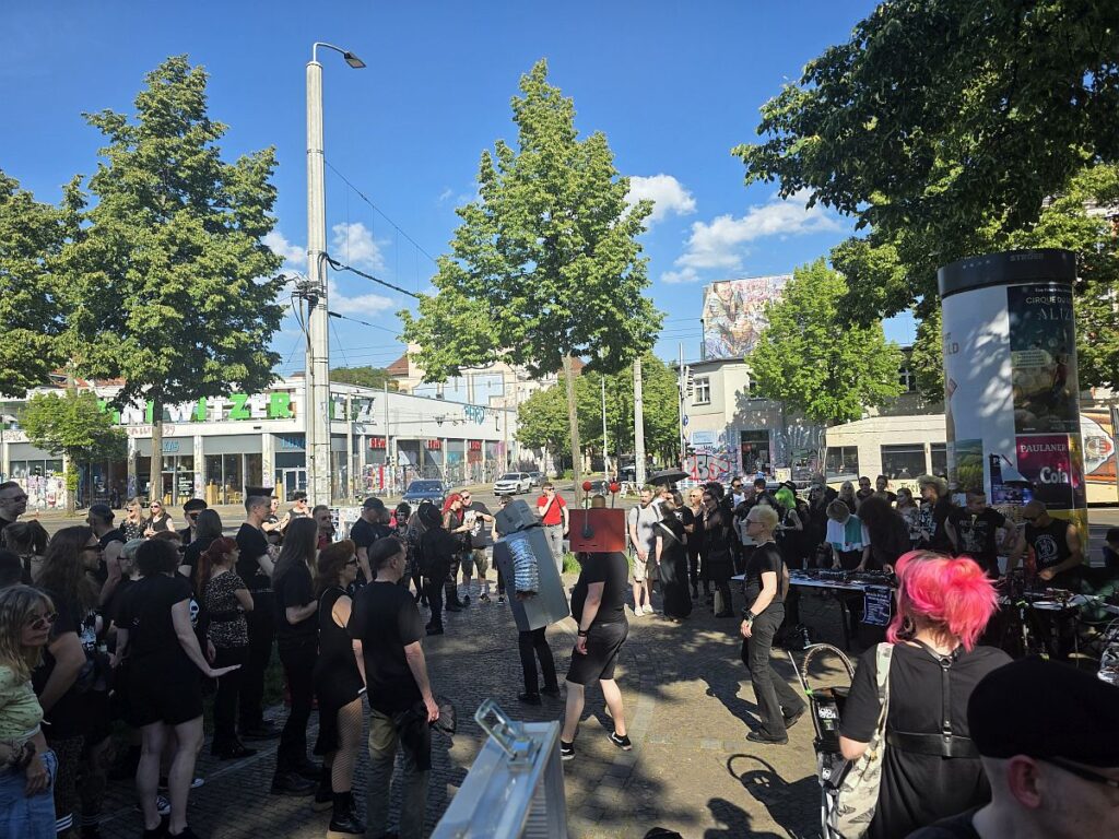 Gothic-Szene auf dem WGT 2026 in Leipzig: Besucher mit bunten Haaren und Kostümen