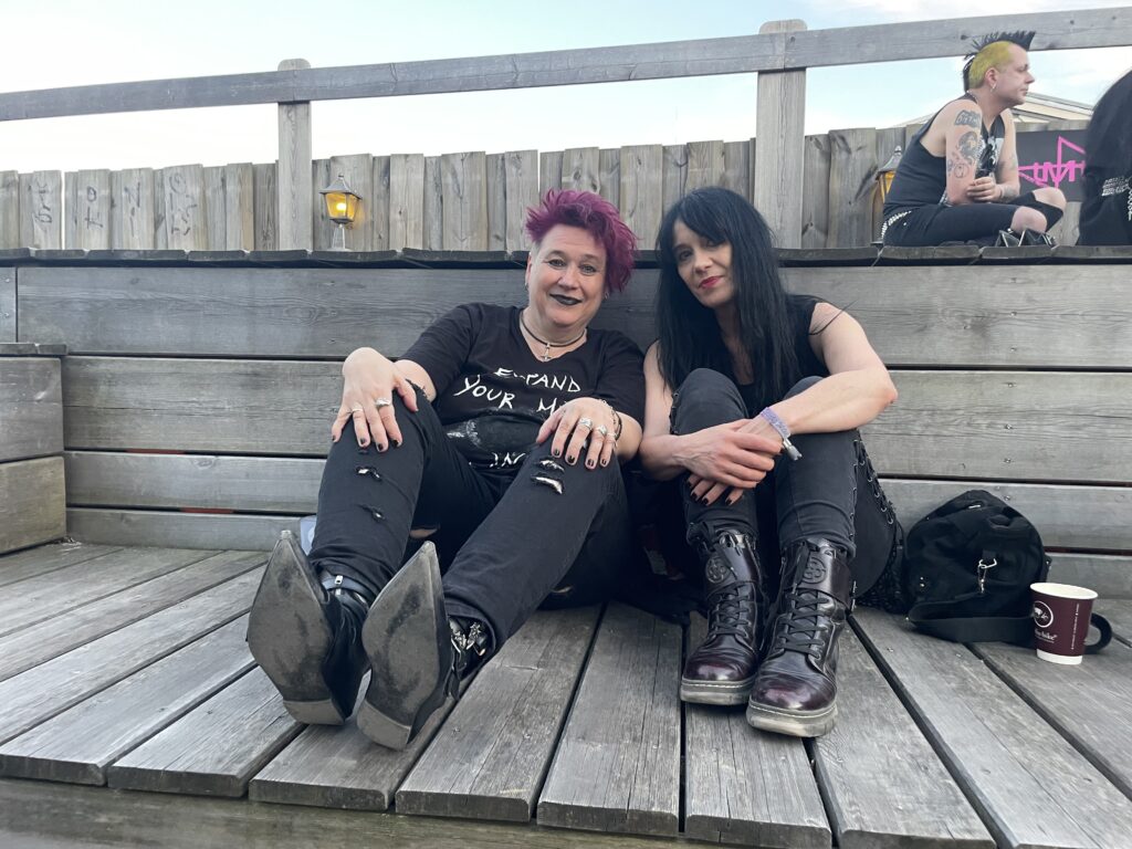 Maren und Sandra auf der Holztribüne im Täubchental